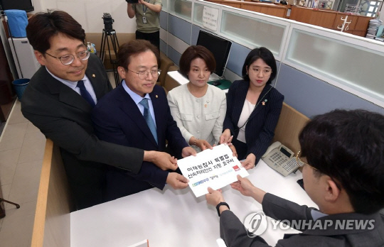 야 4당 의원들이 29일 국회 의안과에서 이태원 특별법 신속처리안건 지정 요구서를 제출하고 있다. 왼쪽부터 강성희 진보당·송기헌 더불어민주당·이은주 정의당·용혜인 기본소득당 의원<연합뉴스>